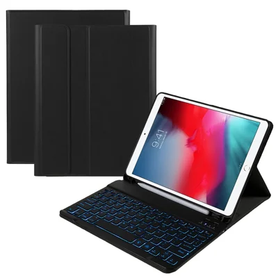 A07BS Custodia in Pelle con Tastiera Bluetooth Staccabile Ultrasottile con Scomparto per Penna e Retroilluminata per iPad Air/Air 2/Pro 9,7 (2016)/9,7 (2017)/(2018) - Nero