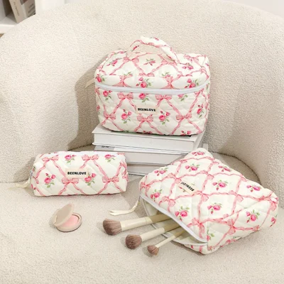 3-teiliges Stepp-Accessoire-Set, Make-up-Organizer, Reise-Kosmetiktasche Set - Rosa / Schleifenblume