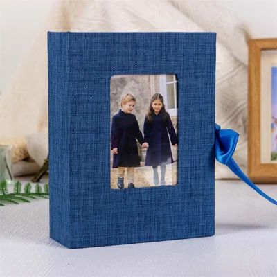 Album Fotografico da 6 Pollici, 100 Foto, con Pagine Intercalari in Tessuto, Custodia per Foto con Buste in PVC Trasparente, Chiusura con Nastro - Blu / 461165
