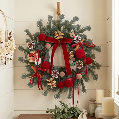 Corona de Navidad Artificial de Pino de 49 cm de Diámetro con Lazo de Terciopelo y Adornos de Piña para Puerta, Pared y Chimenea