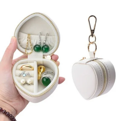 Caja de Joyas Portátil en Forma de Corazón, Organizador de Anillos y Pendientes en Cuero PU para Viaje con Llavero - Beige