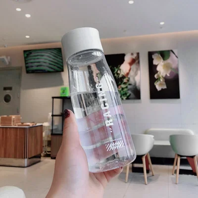 XBD Bouteille d'eau en plastique transparent 550 ml, anti-fuite, avec échelle de graduation, pour sport et plein air (sans BPA, non conforme FDA) - Blanc