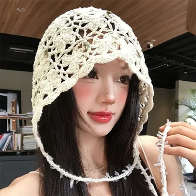 قبعة باندو قابلة للتهوية مصنوعة يدويًا من الكروشيه بتصميم زهري وكرات تلسكوبية للنساء، قبعة محبوكة تُبقي الوجه أنحف، مناسبة للعطلات والارتداء اليومي - كرات على شكل نبات البرسيم الأربعي / بيج