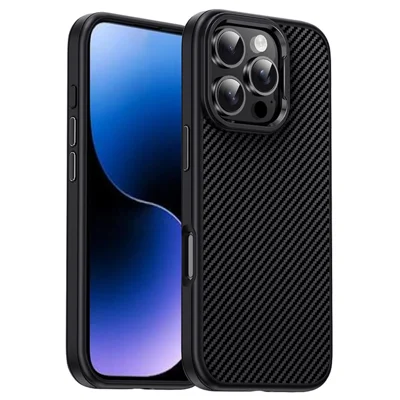 IPAKY til iPhone 16 Pro Max TPU-case med kulfiberstruktur, telefondæksel med metalobjektivramme - Sort