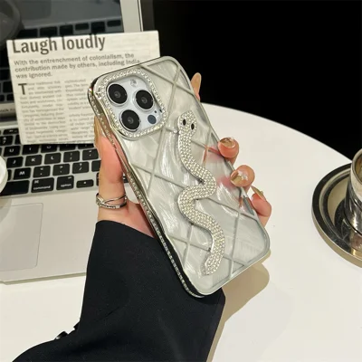For iPhone 15 Pro Max Hoesje Slang Strassversiering TPU Telefoonhoesje met Glanzend Kaartpapier Ruitpatroon - Zwart