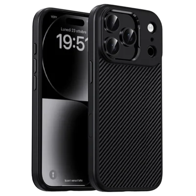 IPAKY til iPhone 17 Pro Max TPU-case med kulfiberstruktur, telefonbeskyttelse med metalobjektivramme - Sort