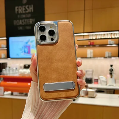 iPhone 15 Pro Max Hülle mit verstecktem Ständer Leder + PC + TPU Matt Elektroplattiert Handyhülle - Braun