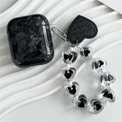 Чехол из ТПУ для Apple AirPods с корпусом беспроводной зарядки (2019) / AirPods с корпусом зарядки (2019) / (2016) защитная крышка с текстурой чёрной оболочки и бусинами в форме сердца на браслете