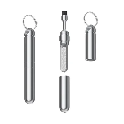 CS-04 Set di spazzola pulente lima per unghie portatile 2 in 1 con portachiavi in lega di zinco, kit per la pulizia della polvere dal telefono, attrezzo per lucidatura in metallo - Argento