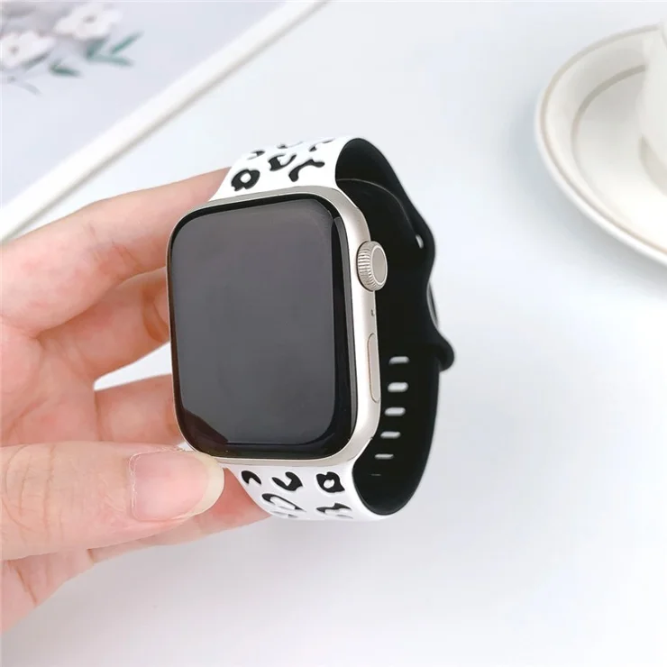 For Apple Watch 10 46mm / Ultra 2 / Ultra 49mm / 9 8 7 45mm / SE (2023) SE (2022) SE 6 5 4 44mm / 3 2 1 42mm Leopard Silicone Strap - White+Black
