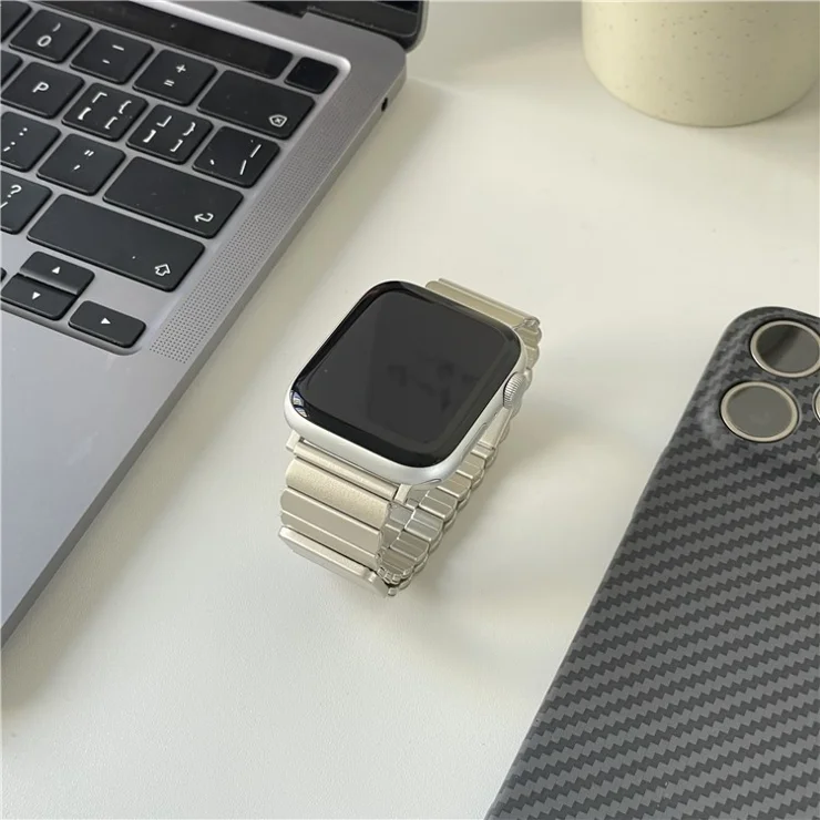 For Apple Watch 10 46mm / Ultra 2 / Ultra 49mm / 9 8 7 45mm / SE (2023) SE (2022) SE 6 5 4 44mm / 3 2 1 42mm Wrist Strap Magnetic Watch Band - Starlight