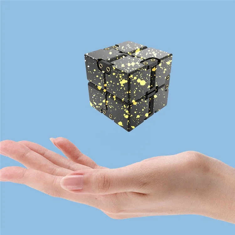 Rivet Design in Alluminio in Lega Mimetica Mimetica Infinita Cubo -metallo Stress Sollievo Ufficito Giocattolo Cubo Giocattolo Per Bambini di Decompressione Blocco di Decompressione - Nero / Giallo