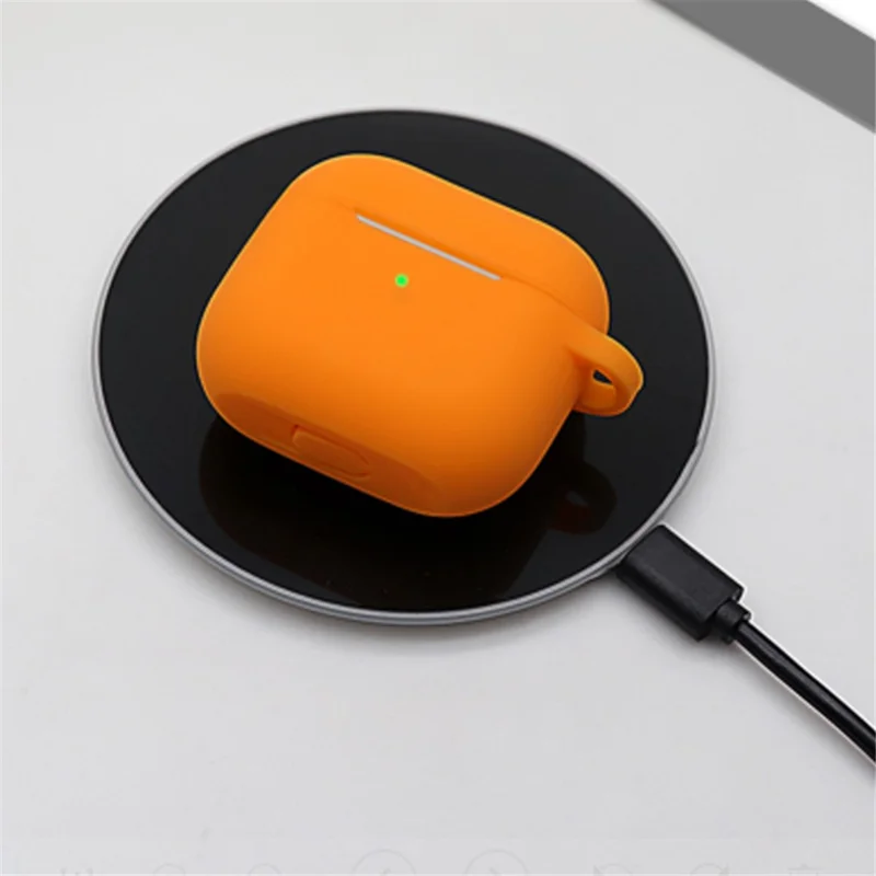 Shockproof Soft Silicone Wireless Earphones Skin Cover with Keychain Hook for Apple AirPods 3 - White