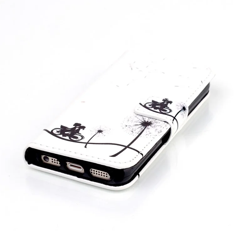 Capa Flip de Couro Sintético com Padrão Gravado para iPhone SE 5s 5 - Casal Montando Bicicleta e Dente-de-Leão Voando