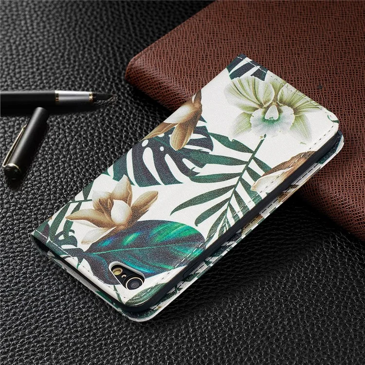 Auto-absorbed PU Leather Wallet Stand Cell Phone Case with Pattern Printing for iPhone SE (2020)/SE (2022)/iPhone 7/8 4.7 inch - Green Leaves