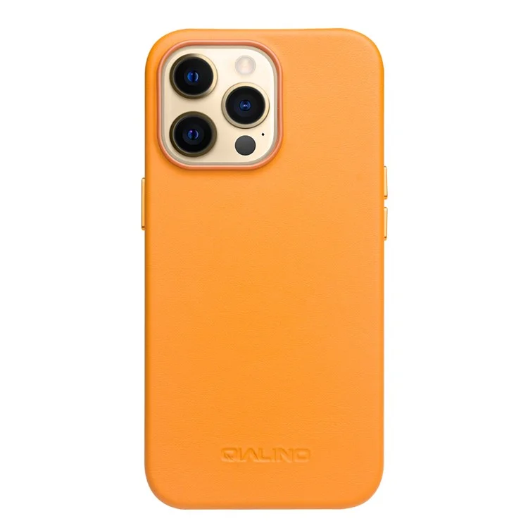 Capa protetora de couro revestido de vaca QIALINO compatível com carregamento MagSafe para iPhone 13 Pro Max 6.7 polegadas - Laranja