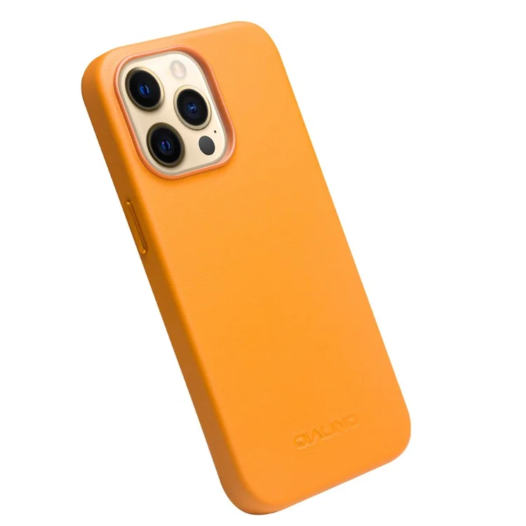 Capa protetora de couro revestido de vaca QIALINO compatível com carregamento MagSafe para iPhone 13 Pro Max 6.7 polegadas - Laranja