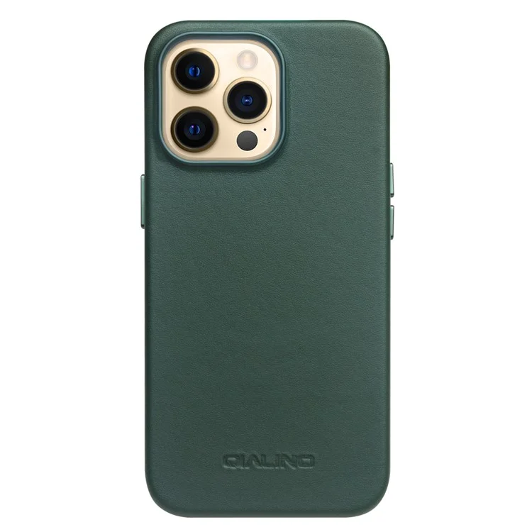 Capa de proteção de couro de vaca revestido da QIALINO, compatível com carregamento MagSafe para iPhone 13 Pro Max 6.7 polegadas - Verde escuro