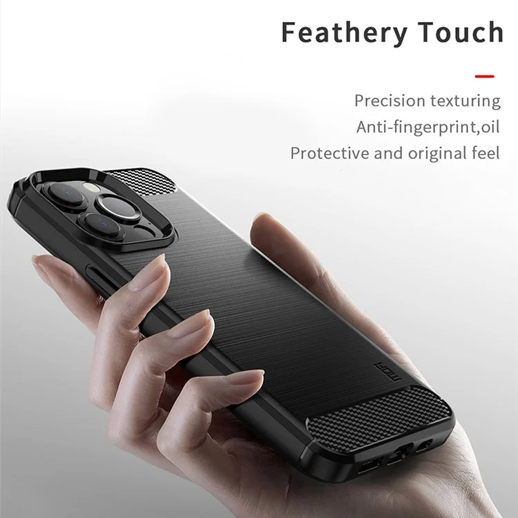 MOFI Para Iphone 14 Pro Max 6.7 Pulgadas de Ajuste Delgado de Fibra de Carbono TPU Soft TPU Tapa Trasera Caja de Teléfono Anti-aceite de Superficie Cepillada - Rojo