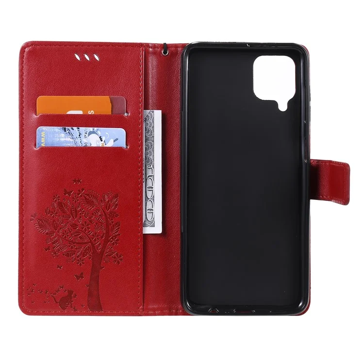 KT Imprinting Flower Series-3 Katze und Baum Prägung Classic Lederbeschichetet TPU Hülle mit Ständer und Geldbörse für Samsung Galaxy A12 - Rot