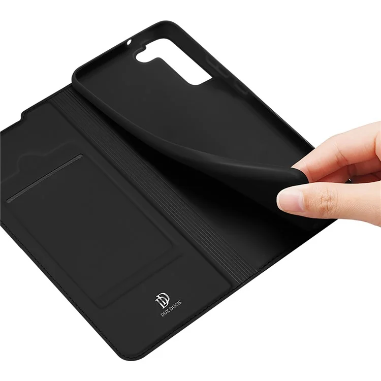 DUX DUCIS Skin Pro Series para Samsung Galaxy S22 5G Capa de telefone de couro PU com slot para cartão, suporte dobrável, fechamento magnético automático e à prova de choque - Preto