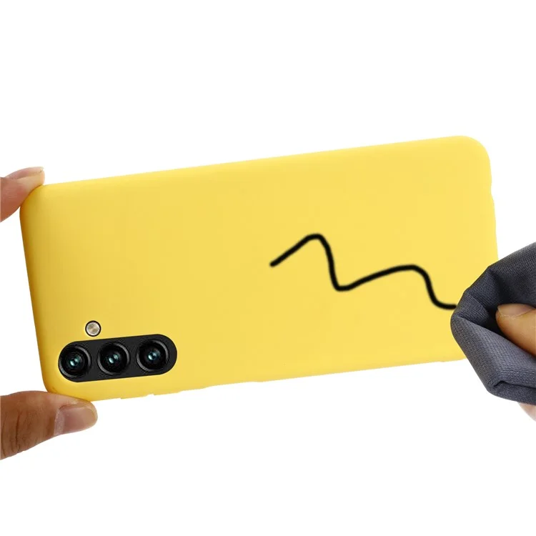 Couverture De Cas De Téléphone Anti-goutte Silicone Douce De Silicone De Silicone Avec Bracelet De Poignet Pour Samsung Galaxy A13 5G - Jaune