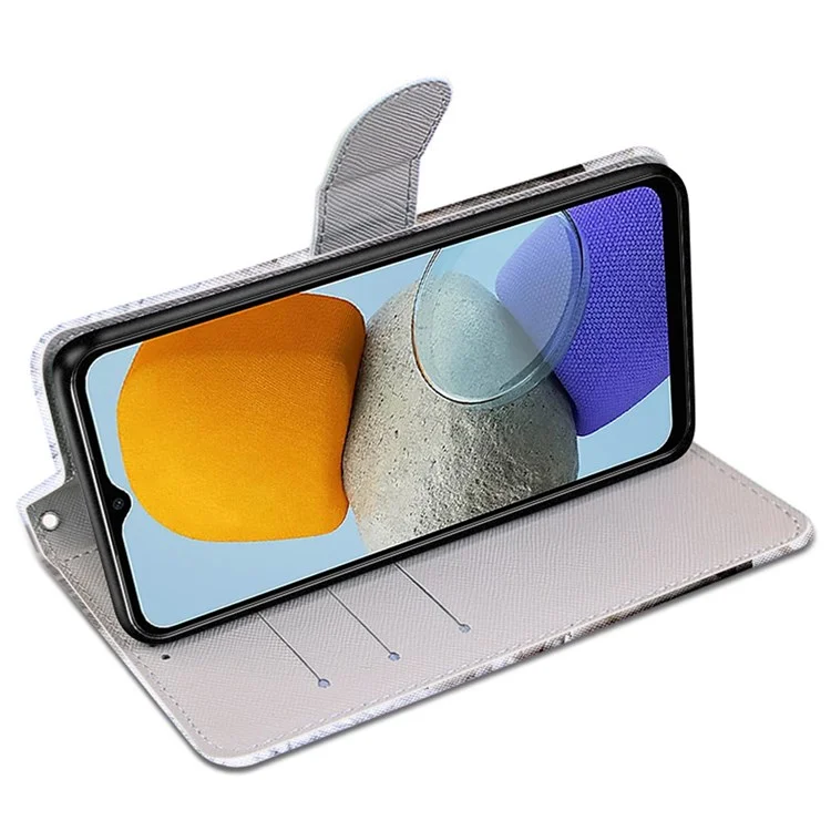 Новая Рисунка Печать Кожаная Оболочка PU Для Samsung Galaxy M23 5G/F23 5G, Анти-столбца, Устойчивый - B10 Красная Роза на Деревянном Полу