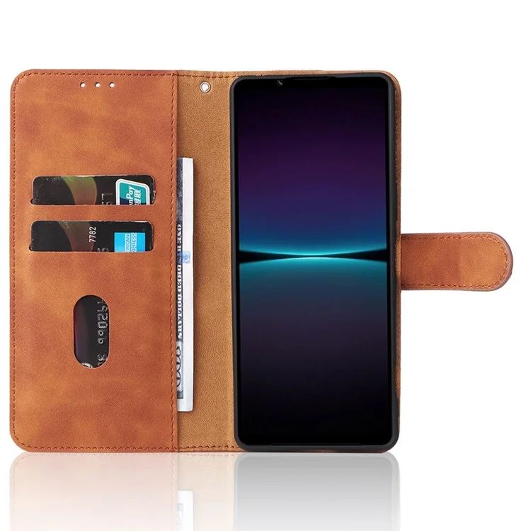 Skin Touch Feeling Wallet Hülle Für Sony Xperia 1 IV, PU Leder Schockdes Tpu-anti-fall-falte-ständer Cover Mit Handgelenkriemen - Braun