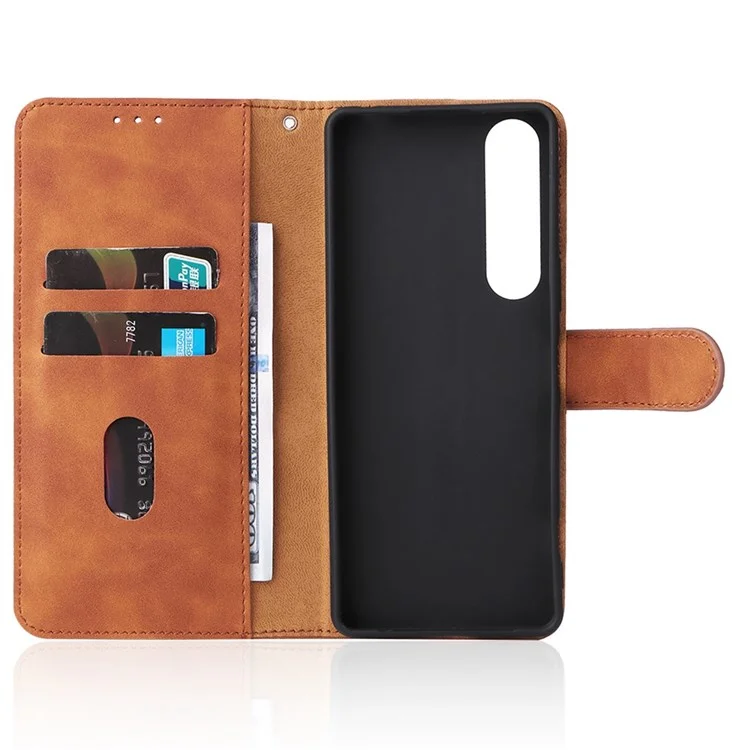 Skin Touch Feeling Wallet Hülle Für Sony Xperia 1 IV, PU Leder Schockdes Tpu-anti-fall-falte-ständer Cover Mit Handgelenkriemen - Braun