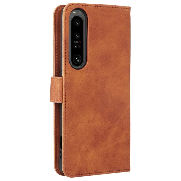 Skin Touch Feeling Wallet Hülle Für Sony Xperia 1 IV, PU Leder Schockdes Tpu-anti-fall-falte-ständer Cover Mit Handgelenkriemen - Braun