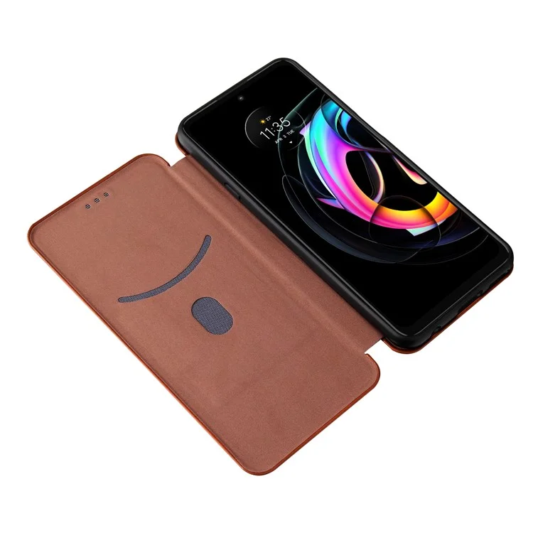 Custodia per telefono con supporto in pelle texture fibra di carbonio assorbita automaticamente per Motorola Edge 20 Lite - Arancione