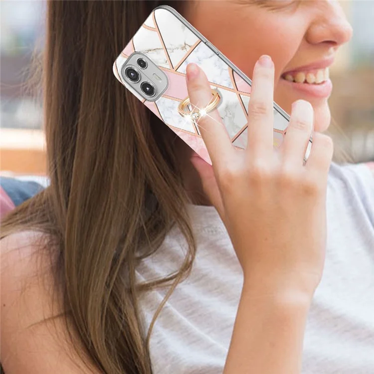 Funda protectora con patrón de mármol, antiarañazos y electrochapeada, con soporte de anillo para Motorola Edge 20 Lite - Rosa/Blanco