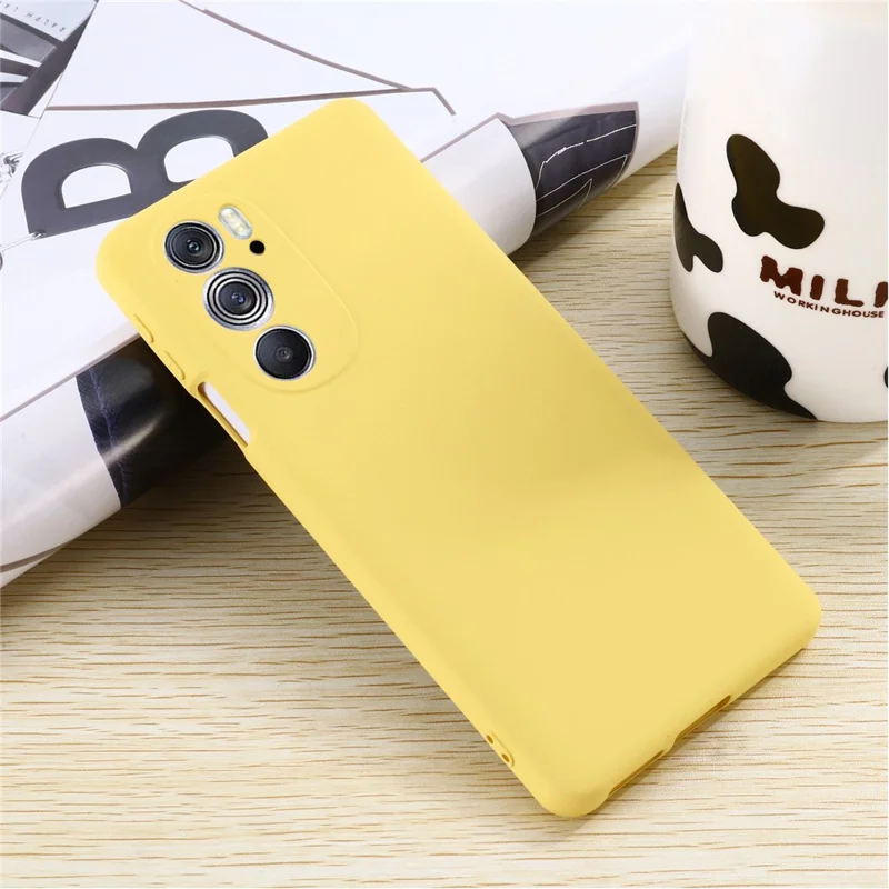 For Motorola Edge 30 Pro (Motorola Edge+ (2022)) Anti-fall Liquid Silicone Phone Case Soft Microfiber Lining Cushion Anti-Scratch Protective Cover - Yellow