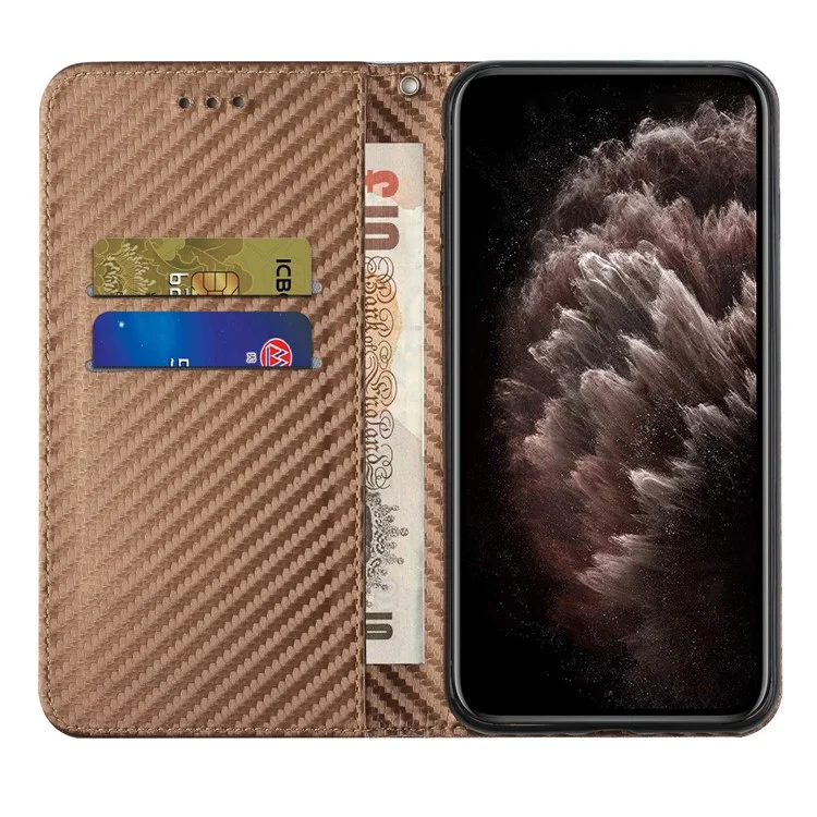 Funda De Fibra De Carbono Anti-arañazos Flip Magnético Autorbido Automático De La Carpeta PU Funda De Cuero De La PU Con La Correa De Mano Para Xiaomi POCO X3 / POCO X3 NFC / POCO X3 PRO - Marrón