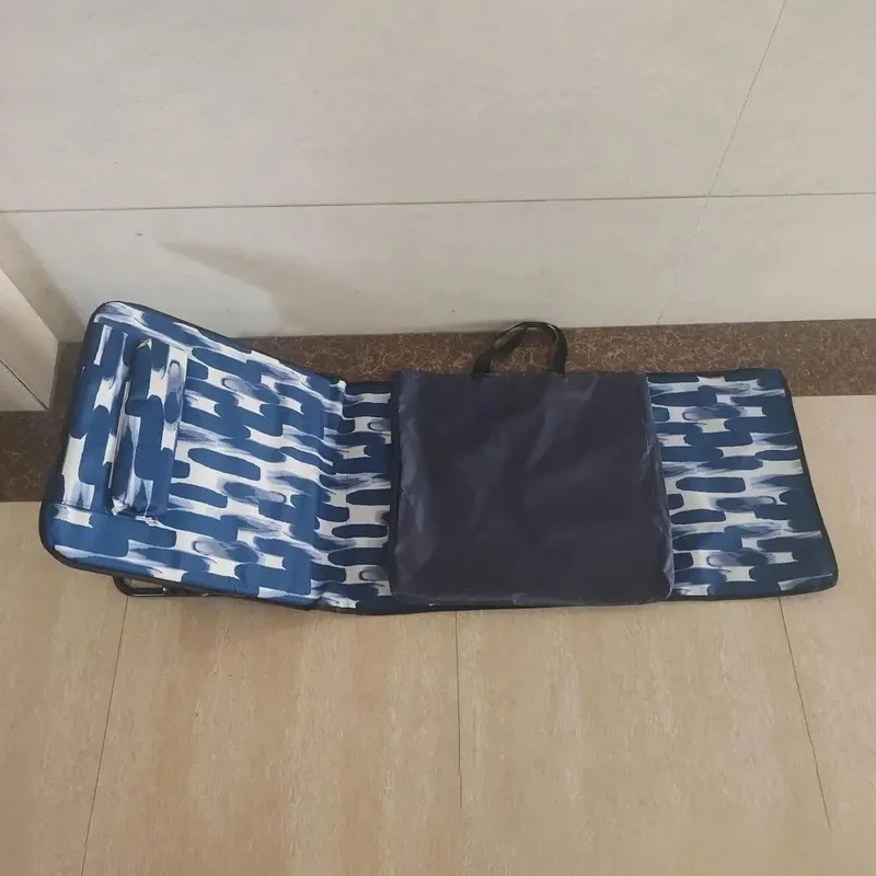 Regulowana składana leżanka z torbą do przechowywania, mata do kempingu i plaży na zewnątrz, 99 + 55 x 45 x 50 cm - Niebieski/Biały