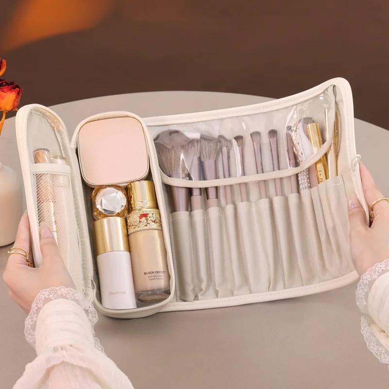 8094 Bolsa de Almacenamiento de Cuero PU para Brochas de Maquillaje, Bolsa de Cosméticos Plegable Impermeable con Gran Capacidad y Bolsillos de Malla - Blanco