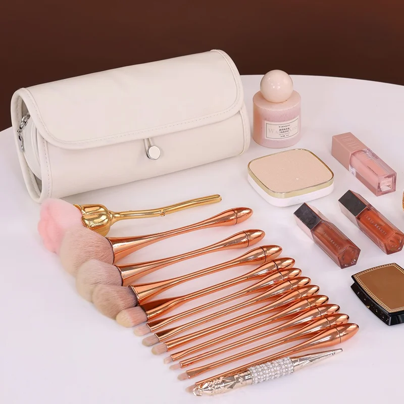 8094 Bolsa de Almacenamiento de Cuero PU para Brochas de Maquillaje, Bolsa de Cosméticos Plegable Impermeable con Gran Capacidad y Bolsillos de Malla - Blanco