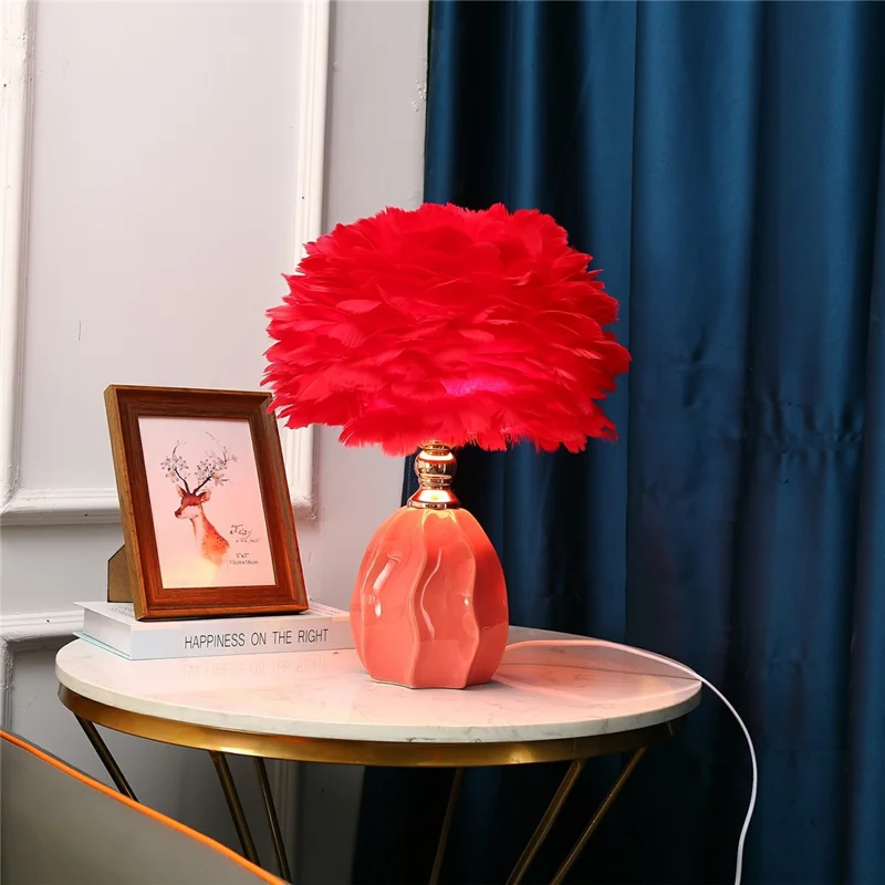 Lámpara de mesa decorativa con plumas, base de cerámica, luz de ambiente para mesilla de noche, 3 modos de color, enchufe UE - Rosa / Rojo