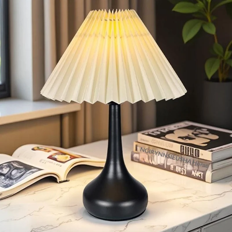 Pleated Table Lamp USB Plug In Warm Light Night Light Eye-Caring Flicker-Free LED Lamp with Metal Base - Beige Lampshade  /  Black