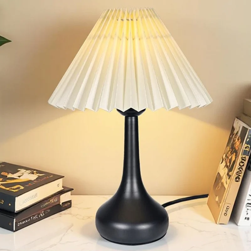 Pleated Table Lamp USB Plug In Warm Light Night Light Eye-Caring Flicker-Free LED Lamp with Metal Base - Beige Lampshade  /  Black