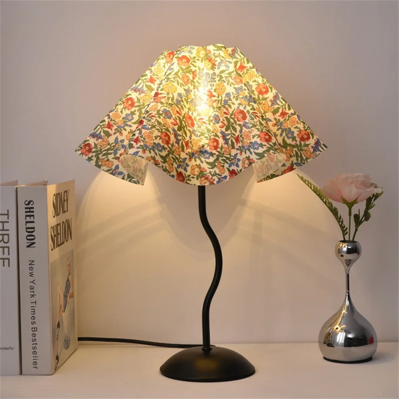 7W Bedroom Petal Bedside Lamp 3-Color Dimmable Table Lamp Flicker-Free Eye-Care Light with Metal Base for Home, EU Plug - Rustic Petal Lampshade