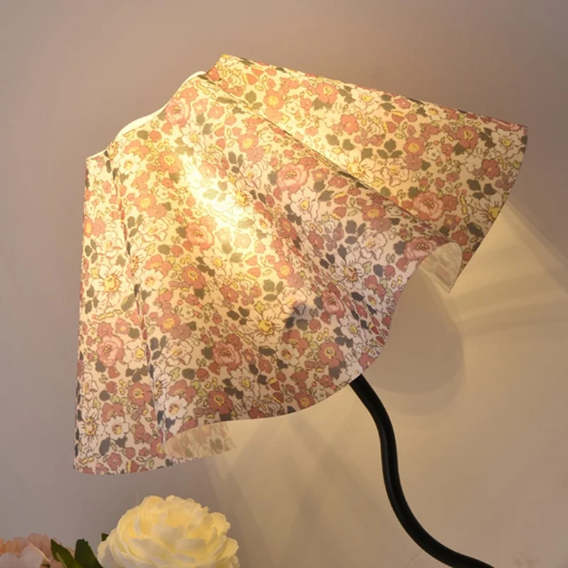 7W Bedroom Petal Bedside Lamp 3-Color Dimmable Table Lamp Flicker-Free Eye-Care Light with Metal Base for Home, EU Plug - Rustic Petal Lampshade