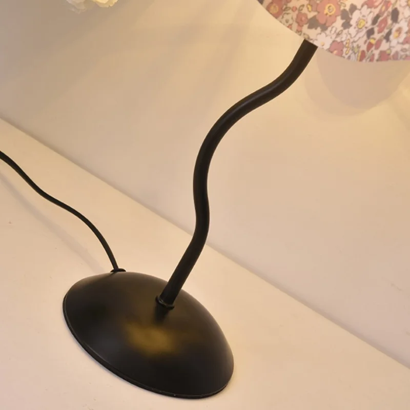 7W Bedroom Petal Bedside Lamp 3-Color Dimmable Table Lamp Flicker-Free Eye-Care Light with Metal Base for Home, EU Plug - Rustic Petal Lampshade