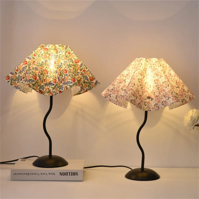 7W Bedroom Petal Bedside Lamp 3-Color Dimmable Table Lamp Flicker-Free Eye-Care Light with Metal Base for Home, EU Plug - Rustic Petal Lampshade