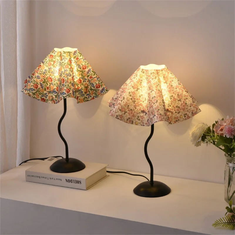 7W Bedroom Petal Bedside Lamp 3-Color Dimmable Table Lamp Flicker-Free Eye-Care Light with Metal Base for Home, EU Plug - Rustic Petal Lampshade