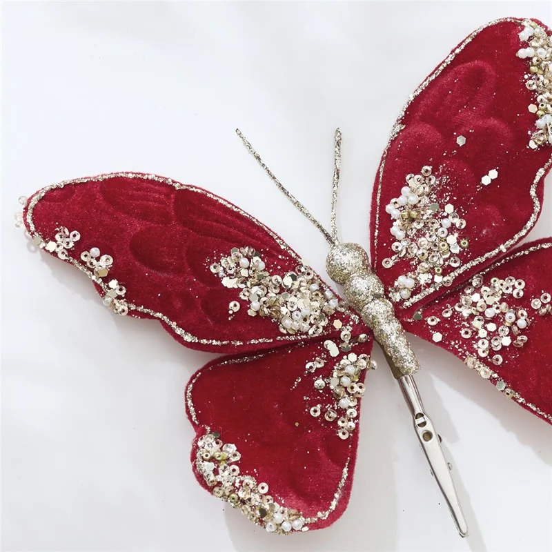 Kartka choinkowa z aksamitnym motylem na spinaczu czerwona