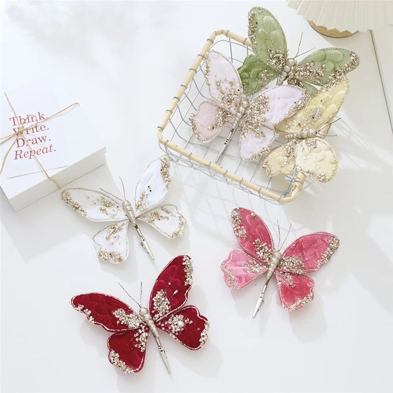 Kartka choinkowa z aksamitnym motylem na spinaczu czerwona