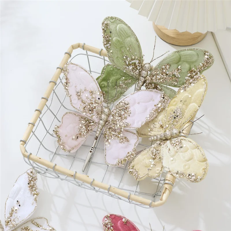 Kartka choinkowa z aksamitnym motylem na spinaczu czerwona