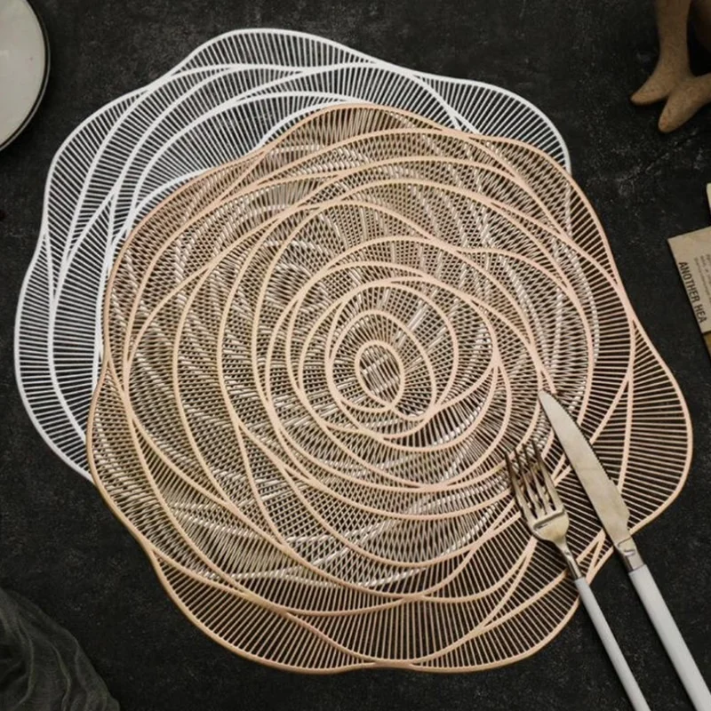 Sous-verre élégant de 38 cm avec motif rose ajouré en PVC doré rose, isolation thermique, pour salle à manger et restaurant