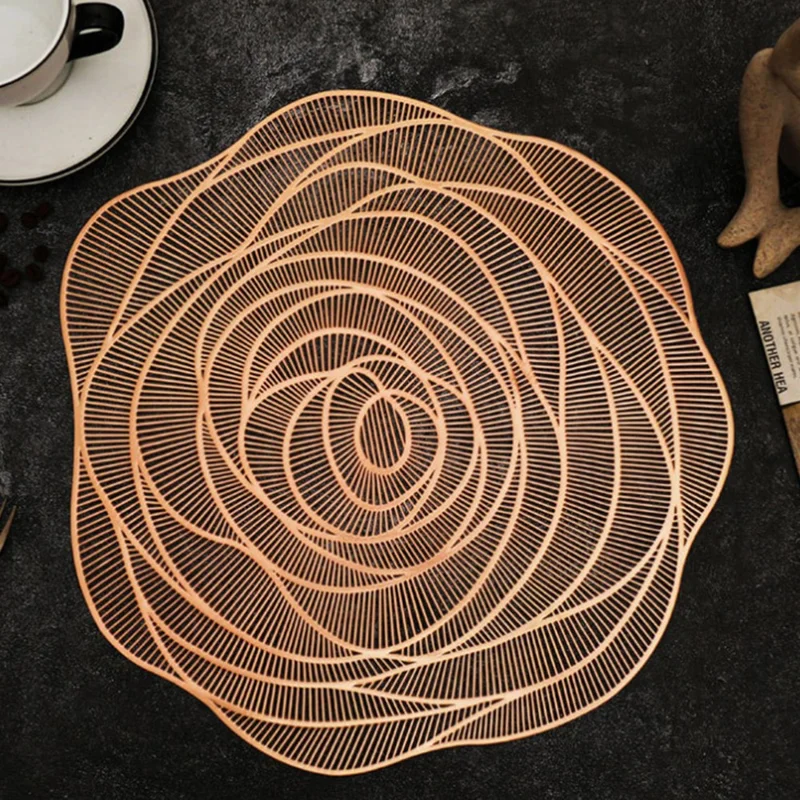 Sous-verre élégant de 38 cm avec motif rose ajouré en PVC doré rose, isolation thermique, pour salle à manger et restaurant